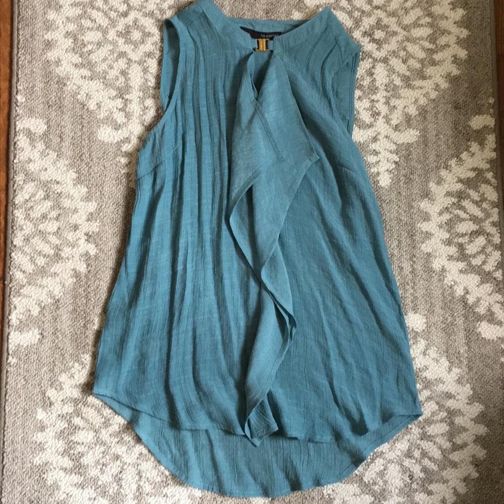 3/$15 Blue keyhole tank with gold clasp detail